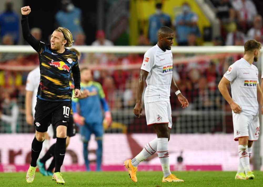  拜仁慕尼黑主场大胜登顶德甲积分榜  